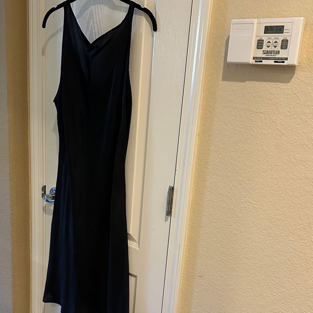 Elegant Black Sleeveless slip (for under dress) - Picture 1 of 1